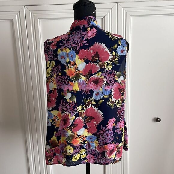 A Love Story Floral Print Sleeveless Blouse With Neck Tie size large - Picture 3 of 5